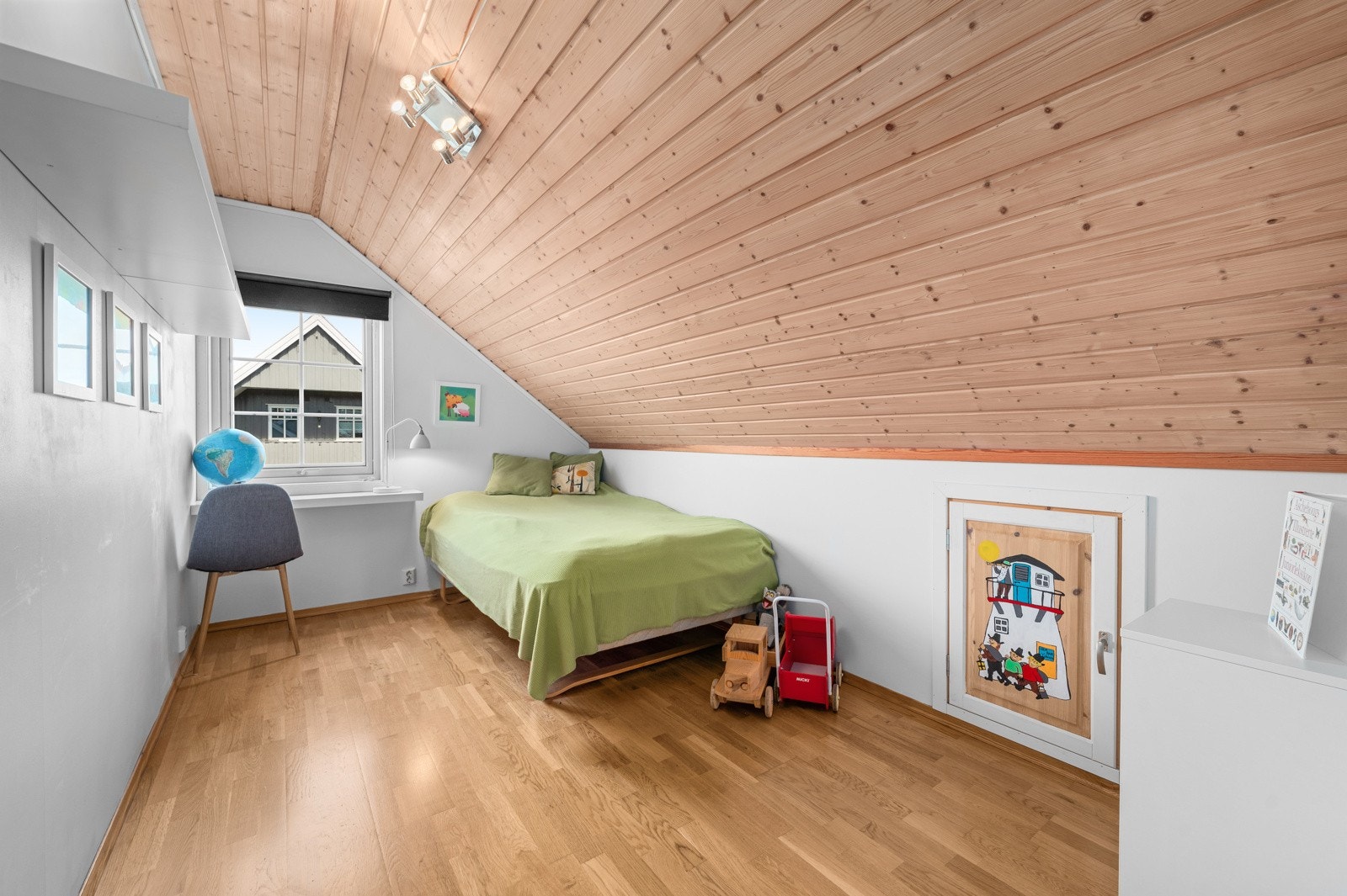 Soverom lll er et innbydende soverom med fine lysforhold og plass til seng og oppbevaring. Galleribilde