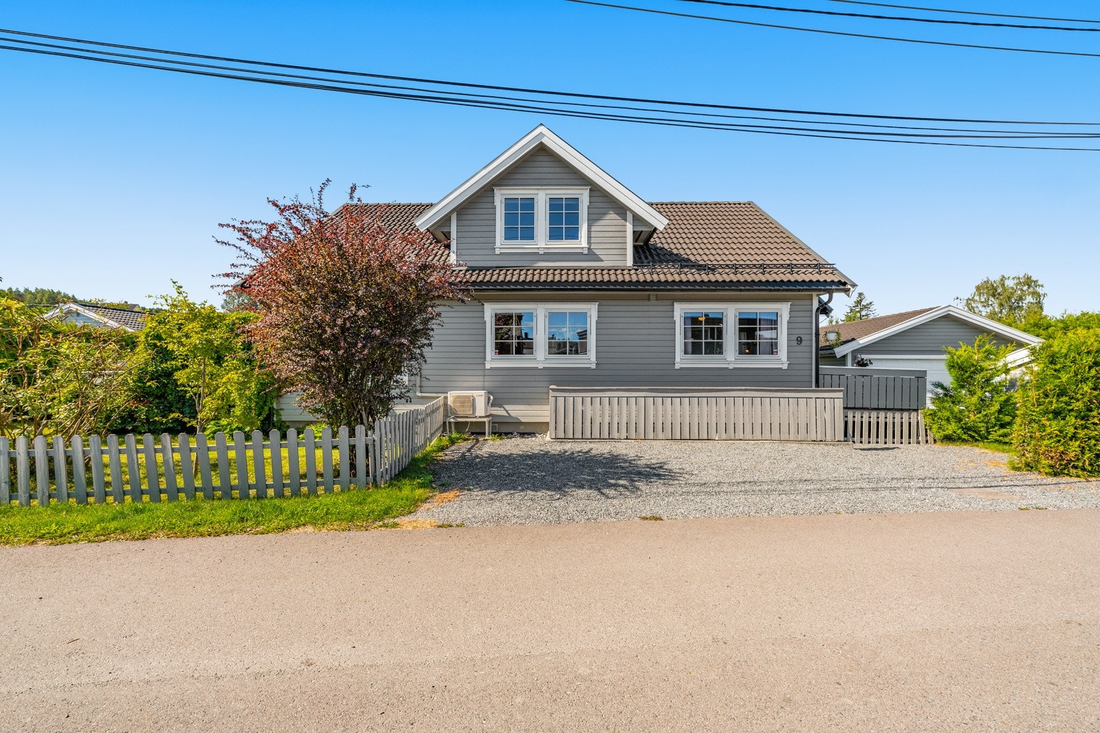 Det er egen inngang til hybel. Her får du en velholdt bolig fra 2007 med attraktiv beliggenhet på hele 255kvm! Galleribilde