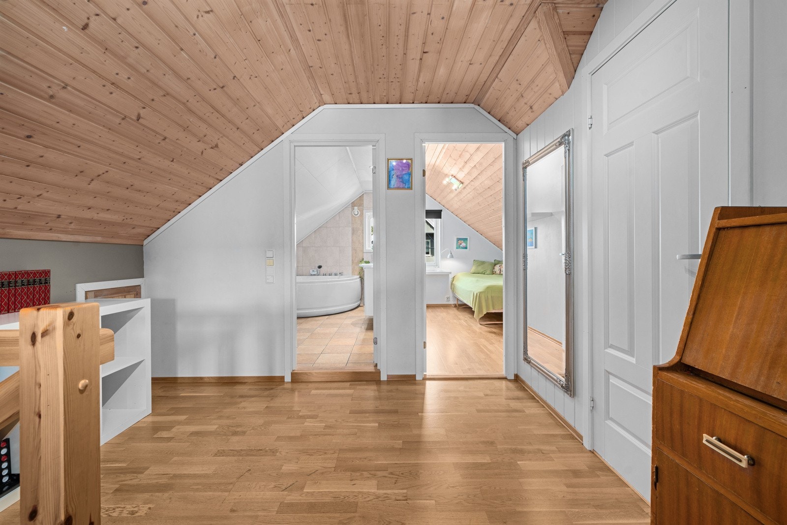 Opp trappen kommer du til en lys gang med adkomst til alle øvrige rom og plass til div. møblering. Galleribilde