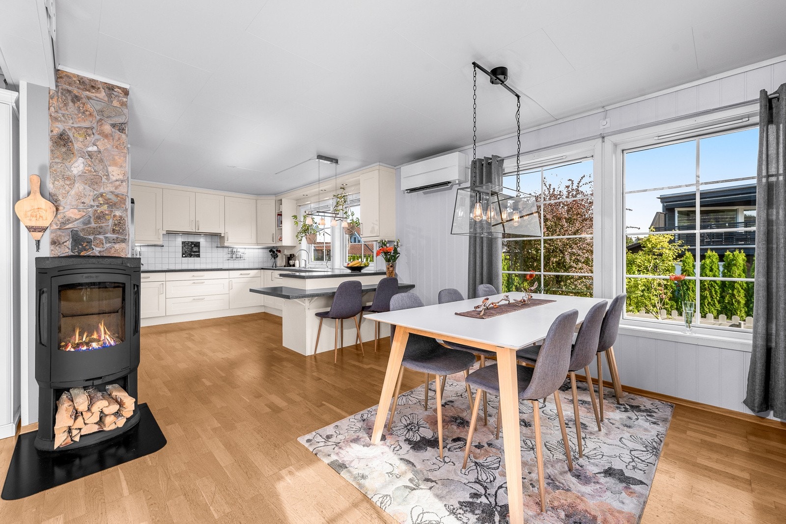 Kjøkkenet er fra 2007 med innredning fra Crown. Galleribilde