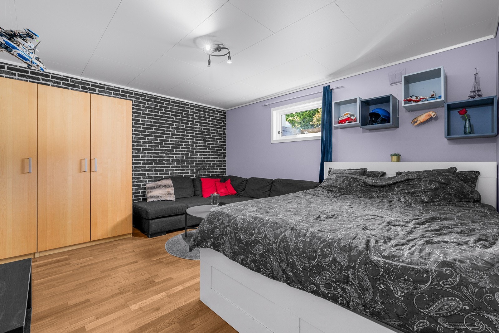 Stort rom i kjeller som brukes som soverom med god plass til dobbeltseng og stort garderobeskap. Galleribilde