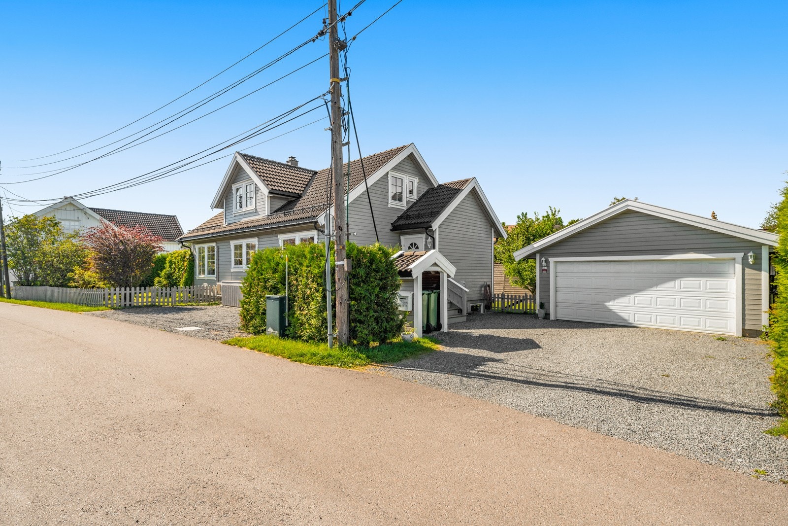 Parkering gjøres i egen dobbelgarasje eller på gårdsplass. Galleribilde