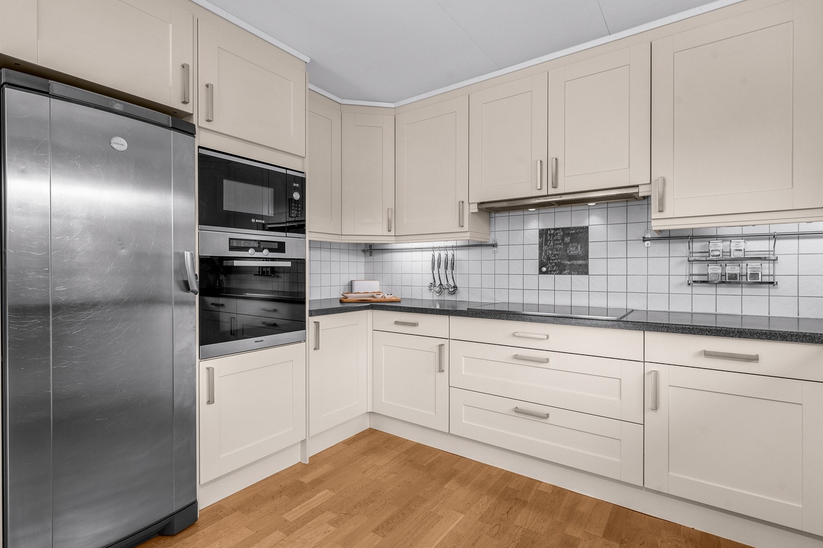 Alle integrerte hvitevarer utenom kjøleskap medfølger. Det er rikelig med skap- og arbeidsplass i en praktisk utforming. Galleribilde