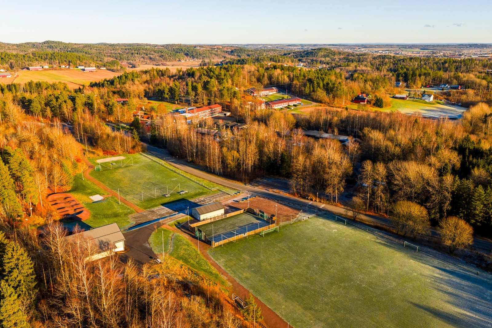Like i nærheten av boligen finner du Arnadal Idrettsanlegg Galleribilde