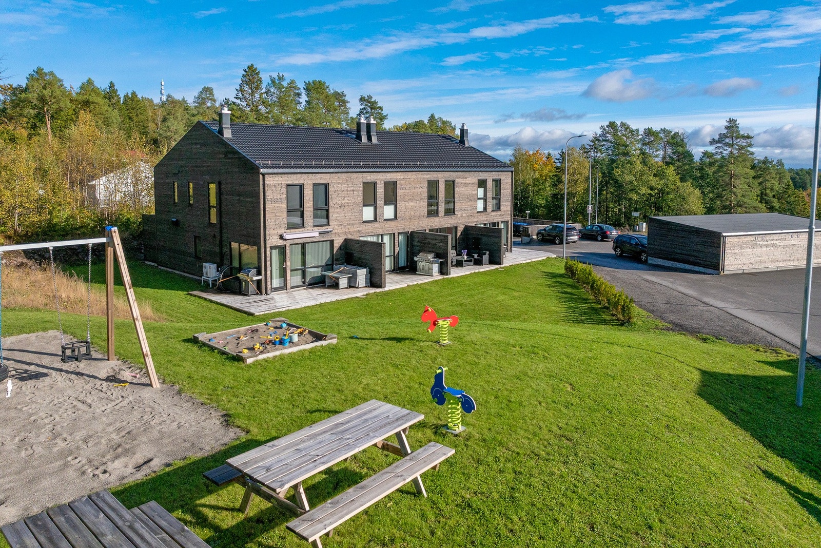 I sameiet har du fin felles lekeområde hvor store og små kan bli kjent Galleribilde