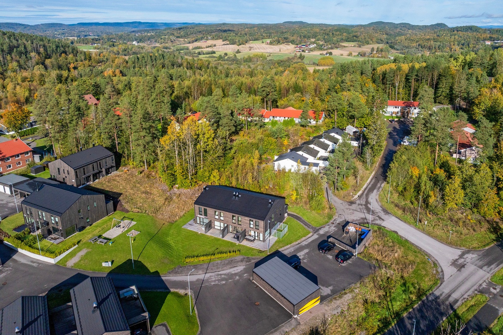 Sameiet ligger landlig til med nærhet til natur Galleribilde