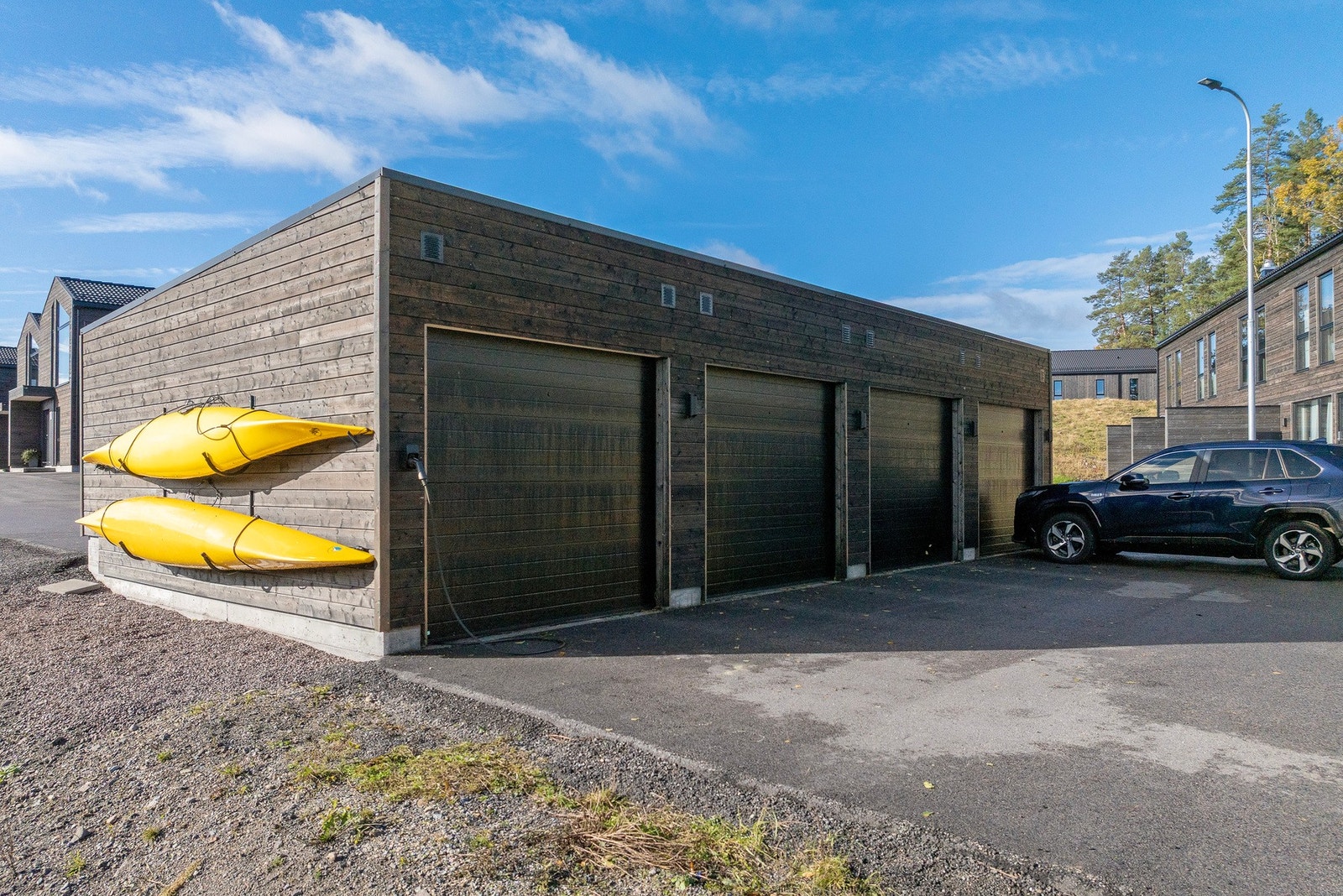 Tørr parkeringsplass i felles garasjerekke Galleribilde