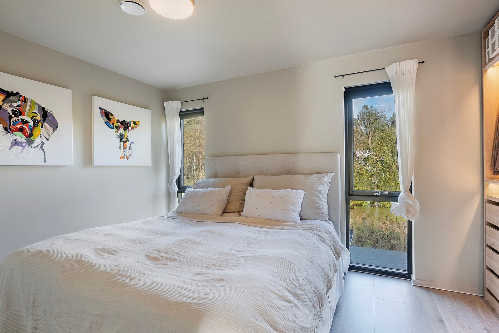 Boligens hovedsoverom finner du vegg-i-vegg med badet Galleribilde