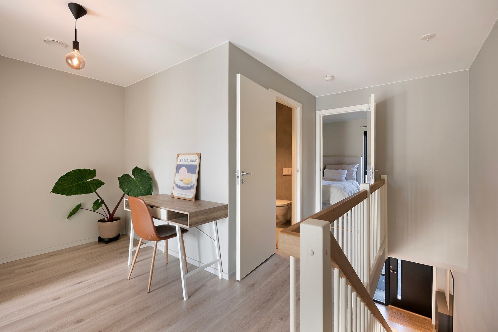 På toppen av trappen i 2.etasje har romslig trappeområde som fint kan brukes som ekstra kontorplass eller lekeområde Galleribilde