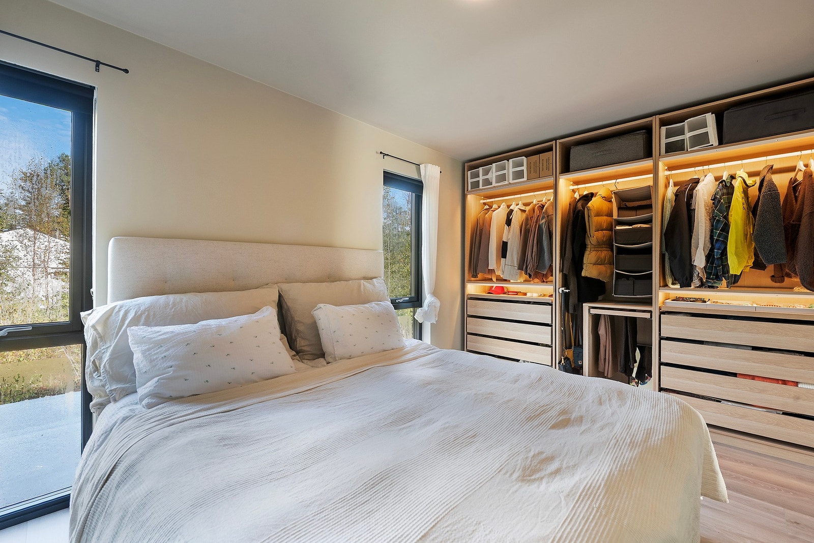 Her har du god plass til stor seng, og en deilig garderobe for enkelt og ryddig klesoppbevaring Galleribilde