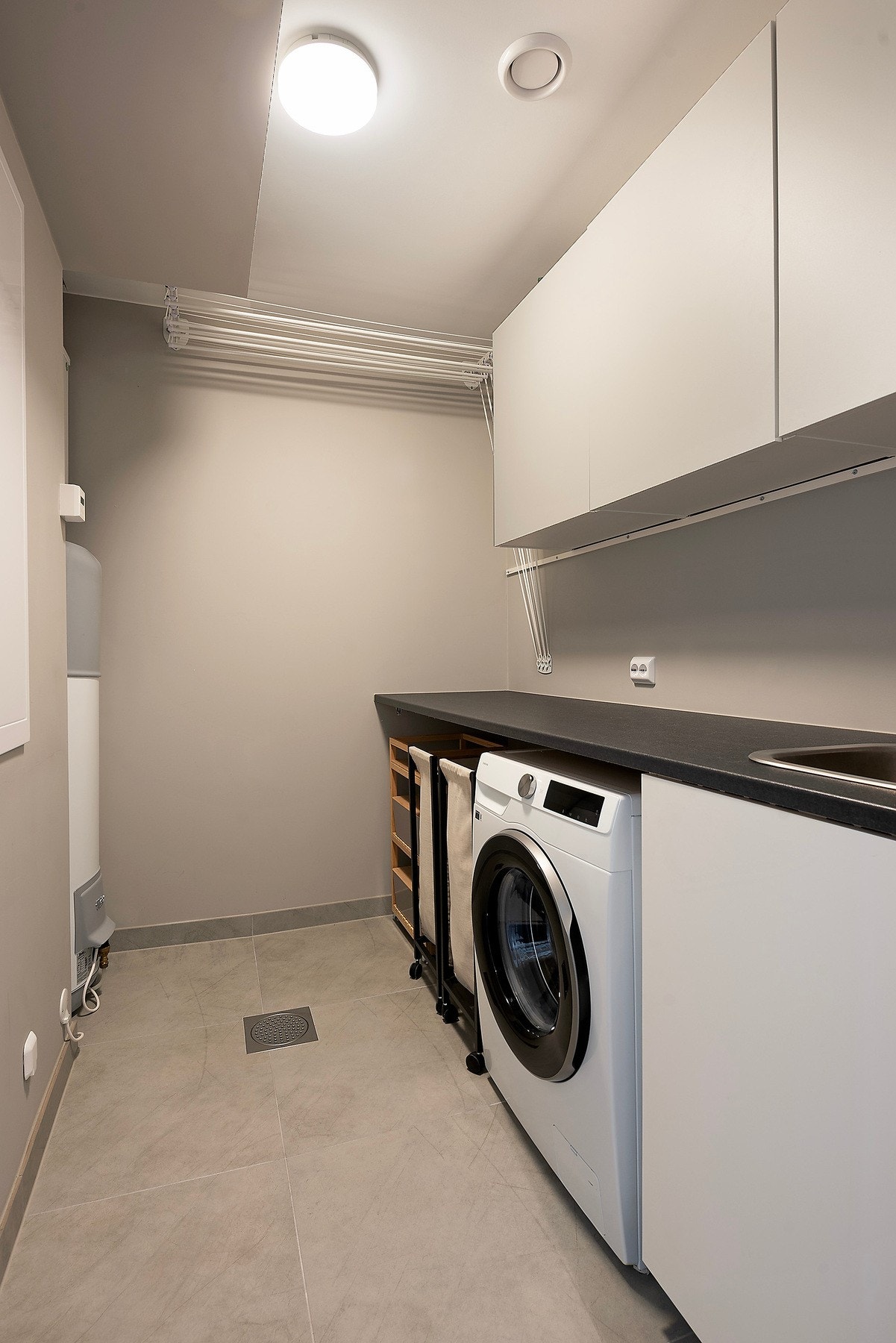 Vegg-i-vegg med badet i 1.etasje har du separat teknisk rom/ vaskerom Galleribilde