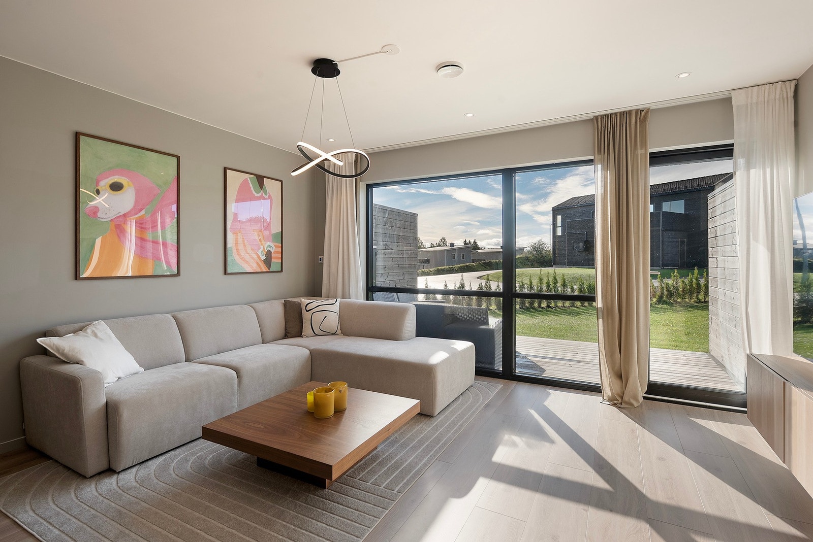 I stuen har du god plass til romslig sofagruppe hvor familie og venner kan samles for en hyggelig kveld Galleribilde