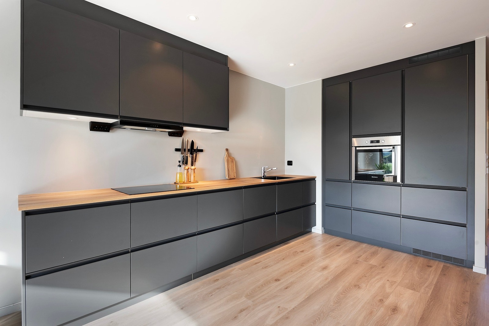 Her har du god skap- og skuffplass, samt godt lys fra downlights i taket og ekstra lys under overskap Galleribilde