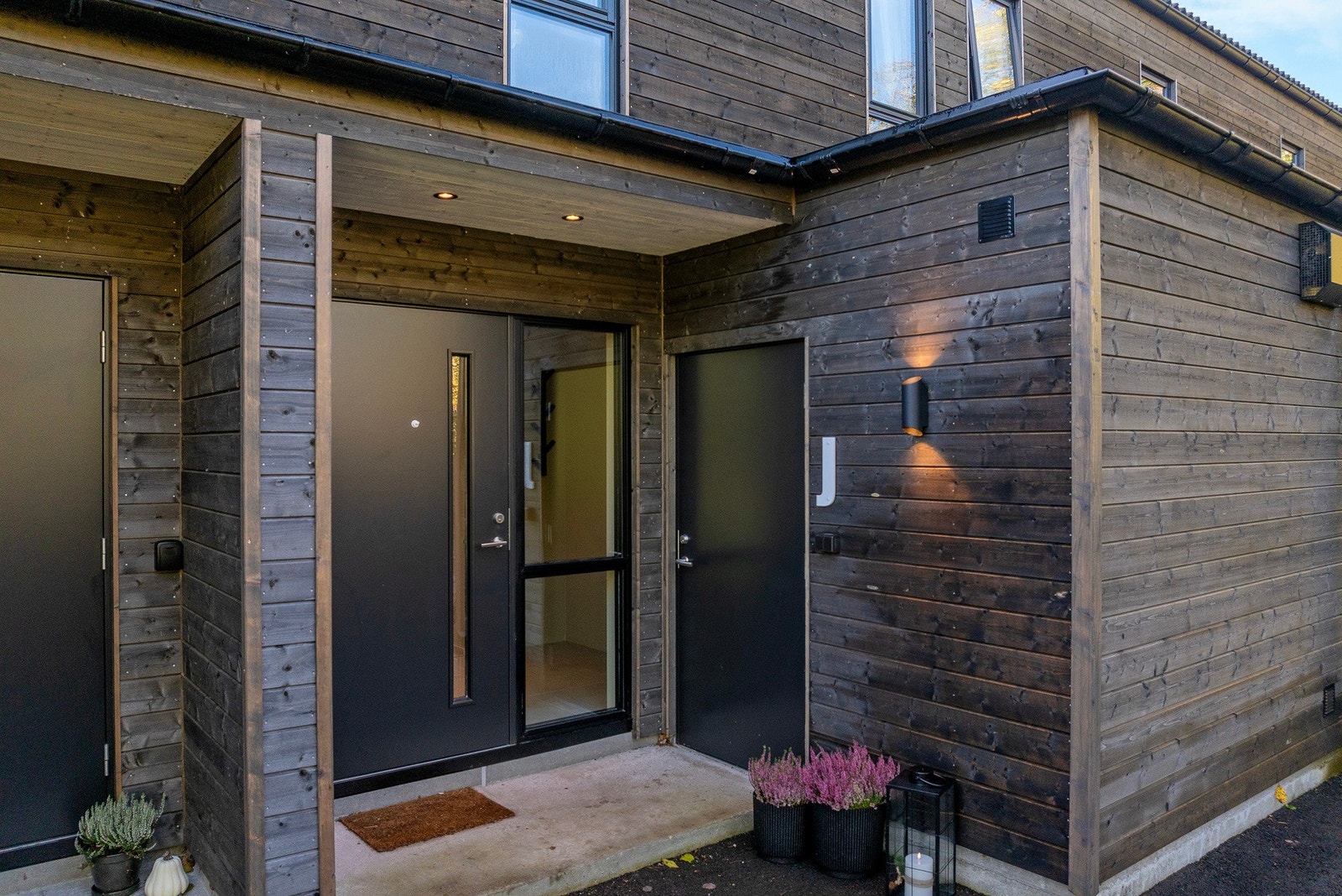 Velkommen til et hyggelig overbygget inngangsparti med kort vei til utvendig bod Galleribilde