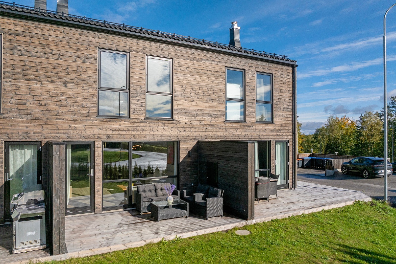 Leiligheten har fin terrasse på 17 m2 som tar deg videre til felles hage Galleribilde