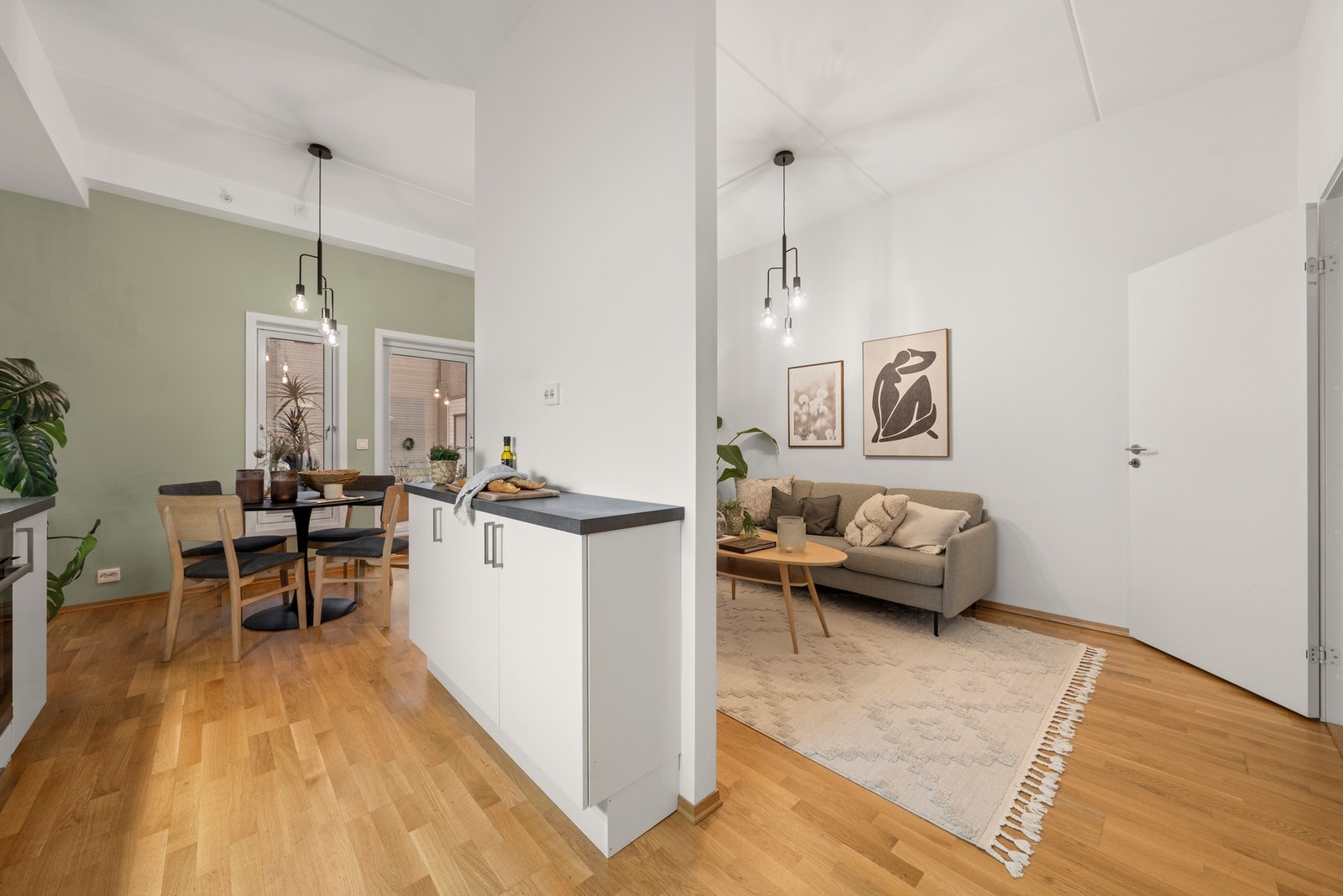 Dette er et moderne og gjennomtenkt kjøkken, med både stil og praktiske løsninger. Galleribilde