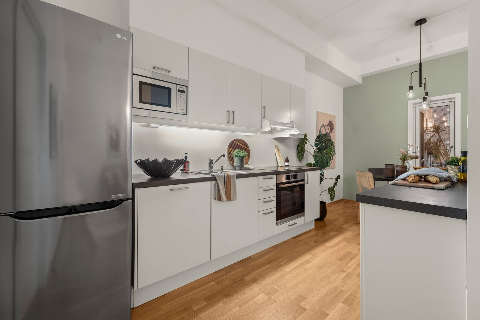 Belysning under overskap og ventilator tilkoblet balansert ventilasjon skaper både komfort og funksjonalitet. I tillegg er kjøkkenet utstyrt med komfyrvakt og waterguard. Galleribilde