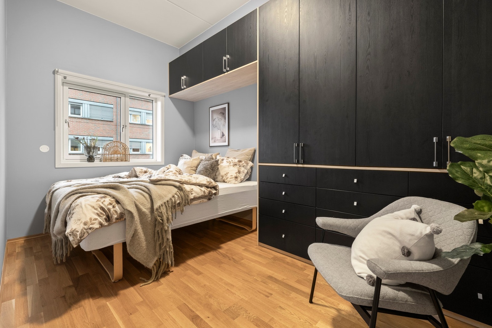 Hovedsoverommet har god plass til dobbeltseng og tilhørende møblement. Videre har du rikelig med lagringsplass i den plassbygde garderobeløsningen. Galleribilde