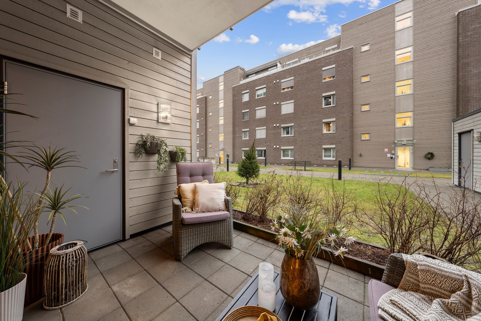 Uteplassen vender inn mot fellesarealet til sameiet. Galleribilde