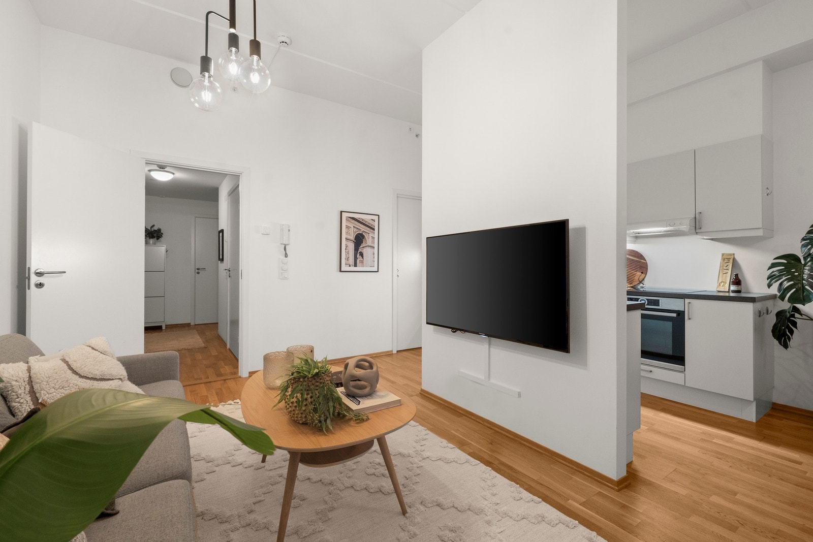 Stuen ligger i en delvis åpen løsning til kjøkkenet. Med en god planløsning er ikke sonene til sjenanse for hverandre. Galleribilde