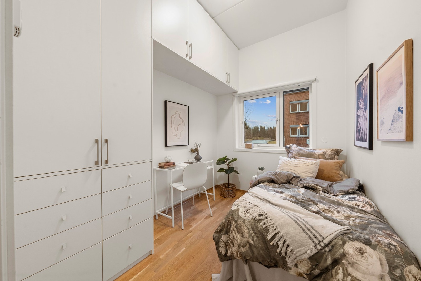 Begge soverommene har parkett på gulv og slette, malte flater på vegger og himling. Galleribilde