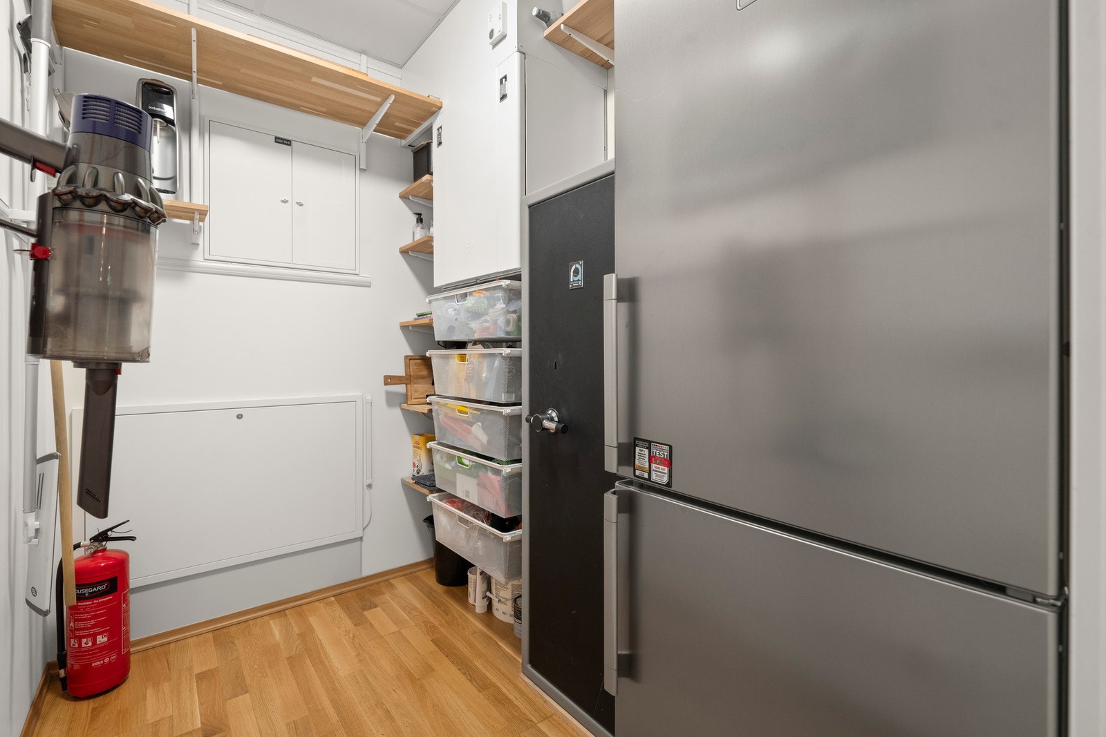 Praktisk bod i tilknytning til kjøkkenet, perfekt som pantry eller ekstra oppbevaring som f.eks til ekstra kjøl og fryseskap. Galleribilde