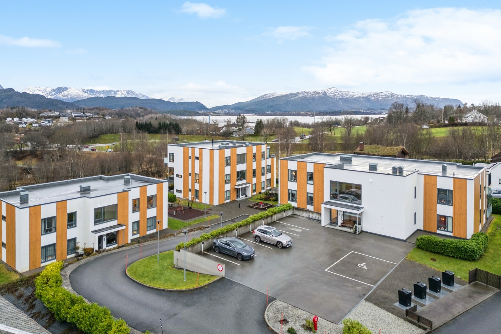 Her bor man godt i et stille og rolig boligområde med kort avstand til daglige servicetilbud, turområder og offentlig kommunikasjon. Velkommen til visning! Galleribilde