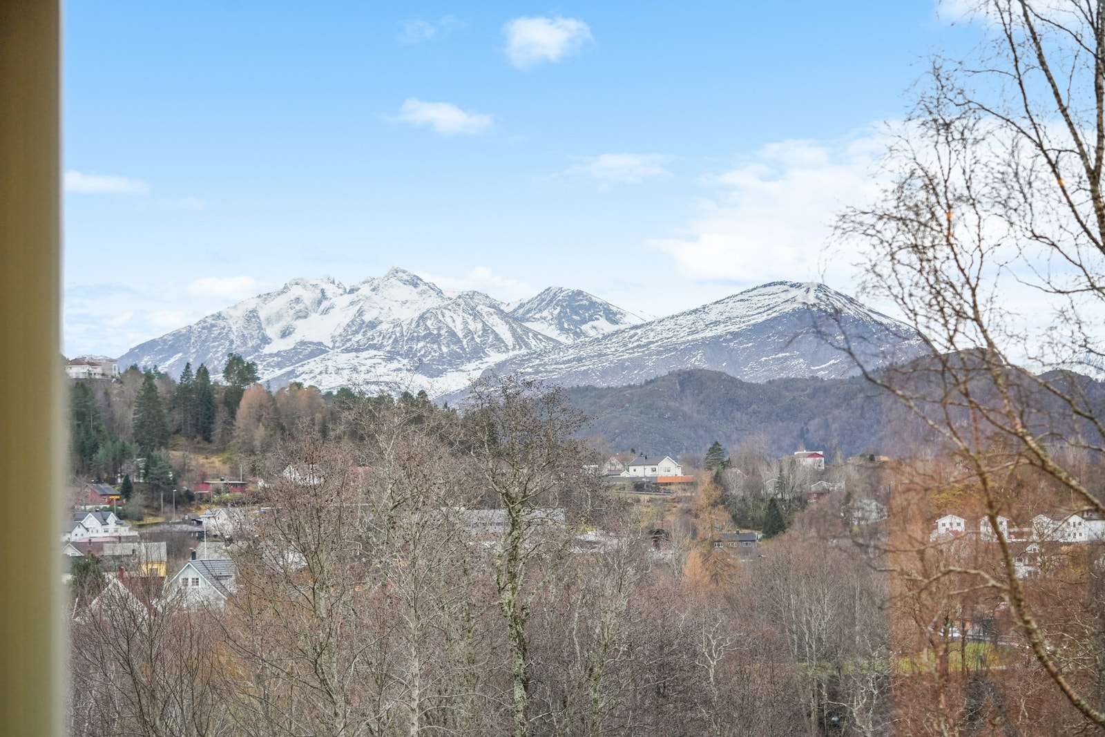 Fra kjøkkenvinduet er det fin utsikt mot Sunnmørsalpene, Sulafjellet og Emblemsfjellet. Galleribilde
