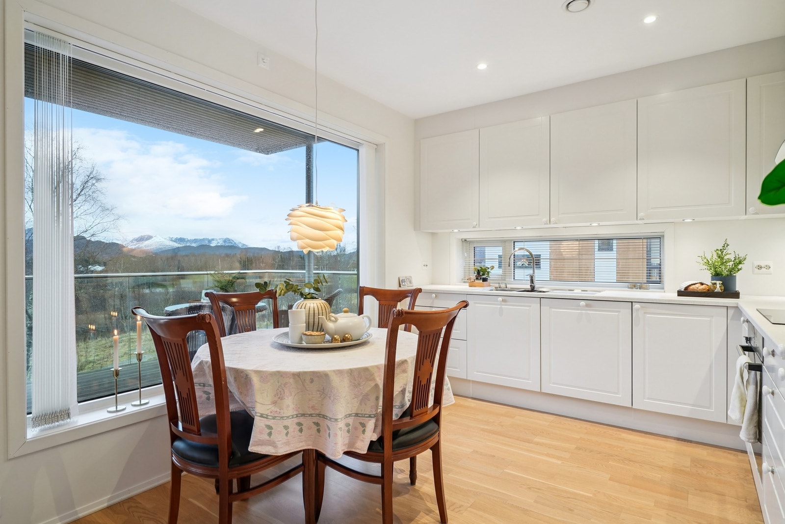 Her starter dagen med utsikt mot naturen og avsluttes rundt spisebordet - lyst, rolig og akkurat passe lunt. Galleribilde