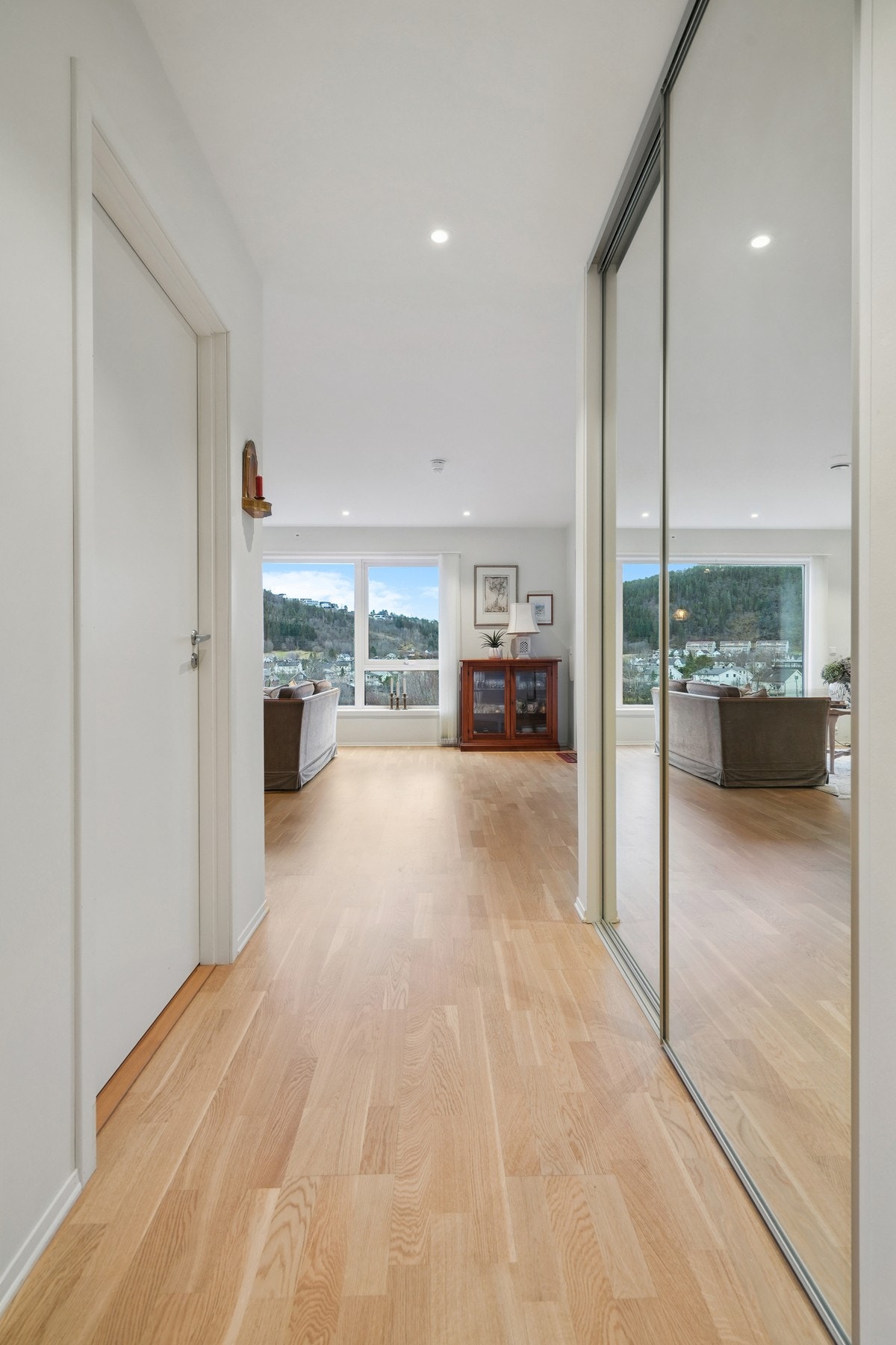 - med speildører for god oppbevaring av yttertøy og sko. Galleribilde