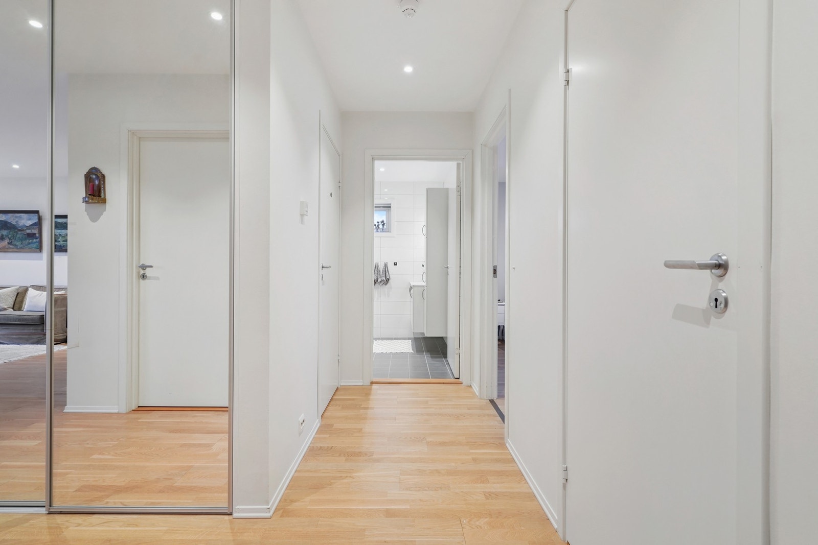 I entréen er det satt inn skyvedørsgarderobe - Galleribilde