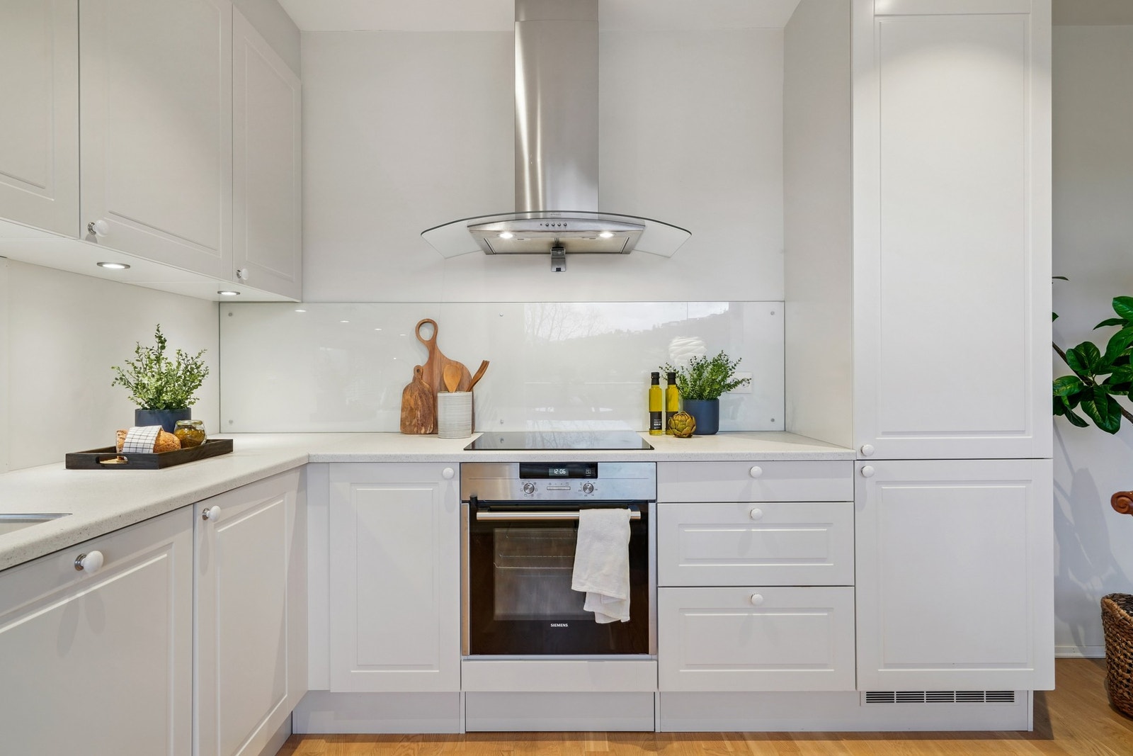 - stekeovn, induksjon platetopp og kjøl/fryseskap medfølger i handelen. Galleribilde