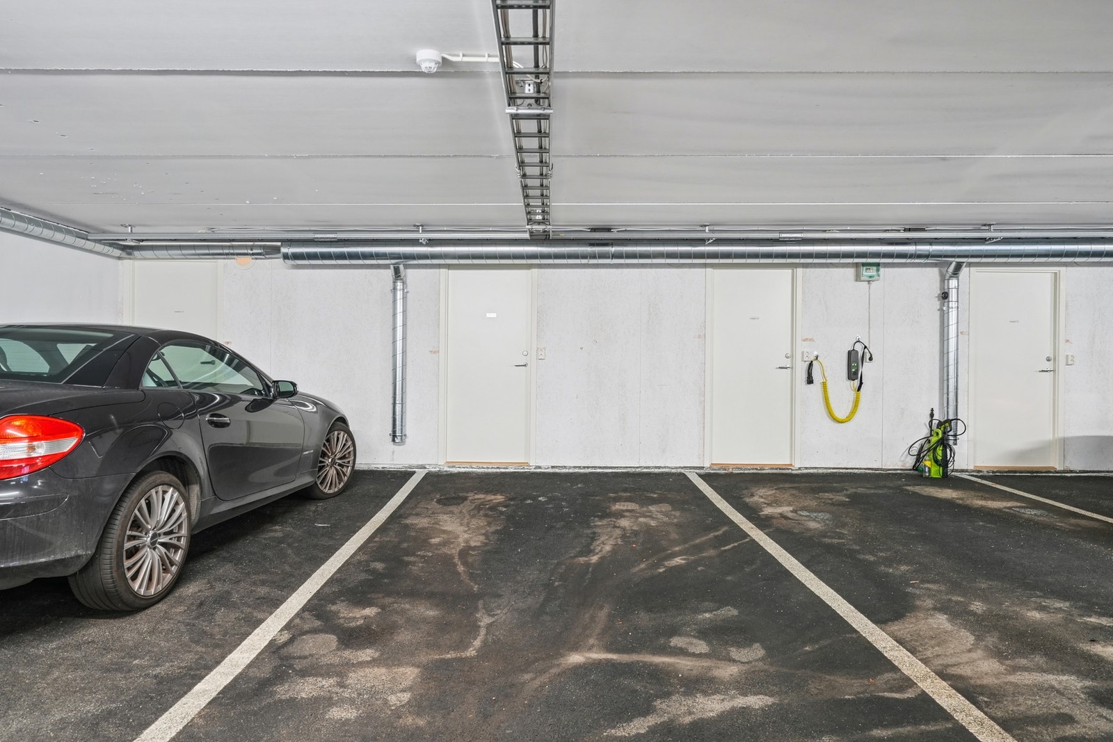 Med leiligheten følger det biloppstillingsplass i felles garasjeanlegg og sportsbod i bakkant på ca. 5 kvm. Galleribilde