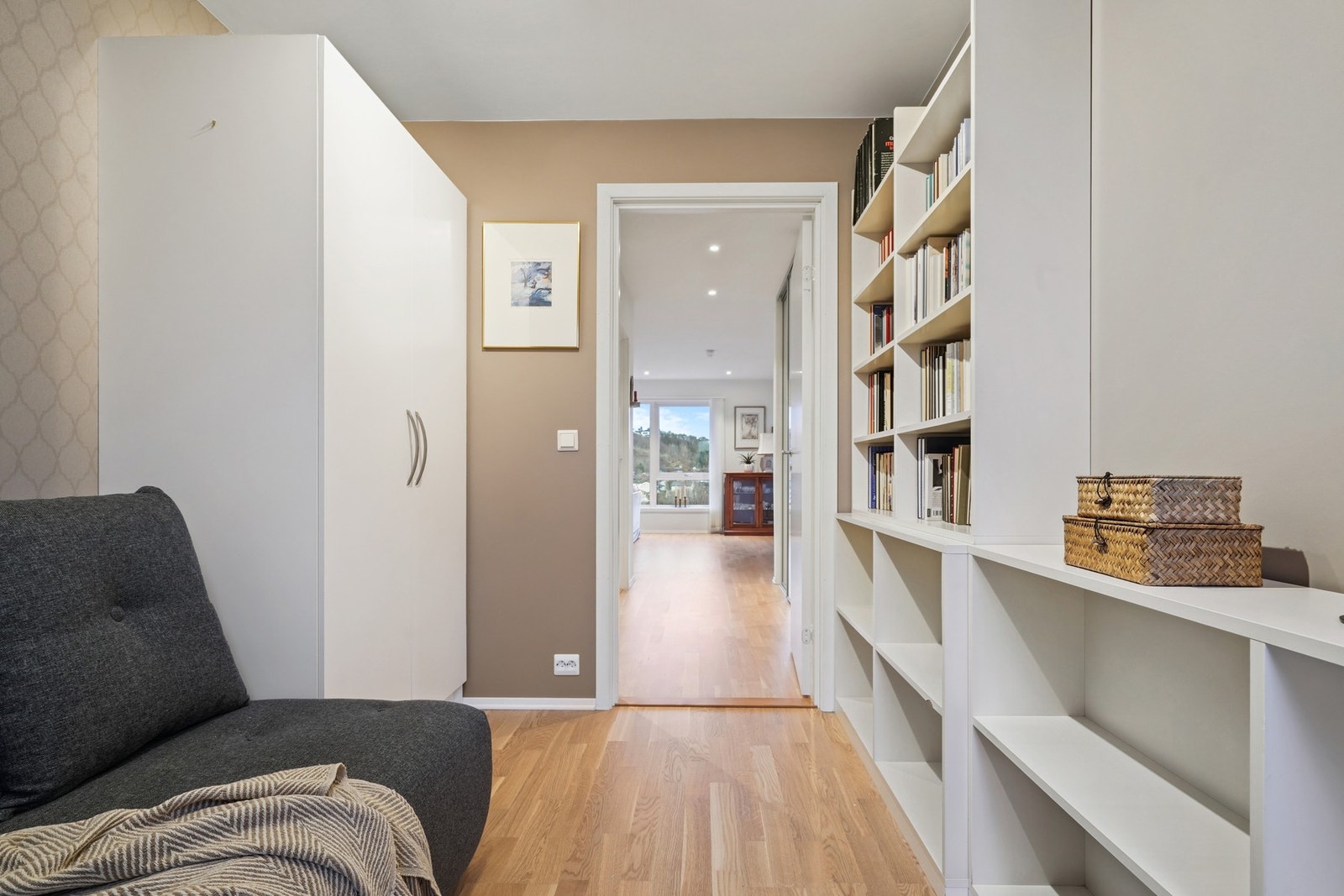 Det er satt inn garderobeskap. Rommet passer utmerket som barnerom eller kontor, alt etter eget ønske og behov. Galleribilde