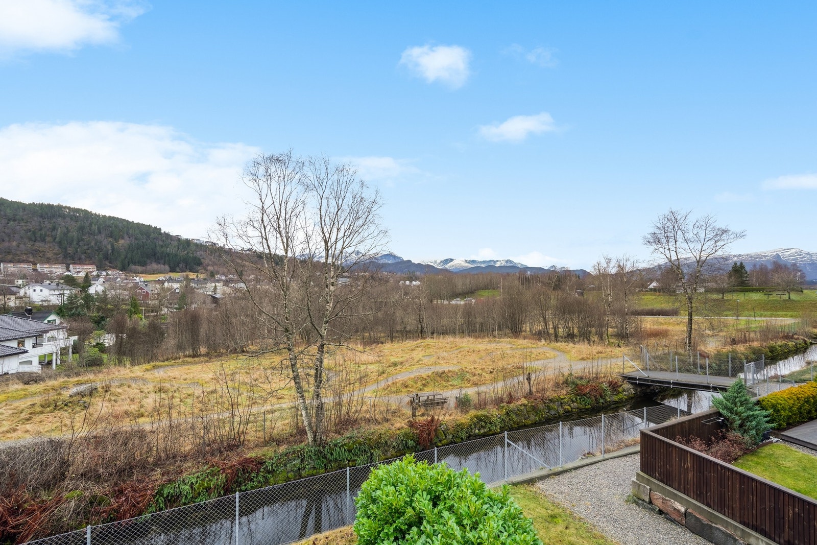 Fin utsikt mot nærområdet og Sunnmørsalpene. Her bor du i et stille og rolig område, men med kort gåavstand til Moa senterområde. Galleribilde