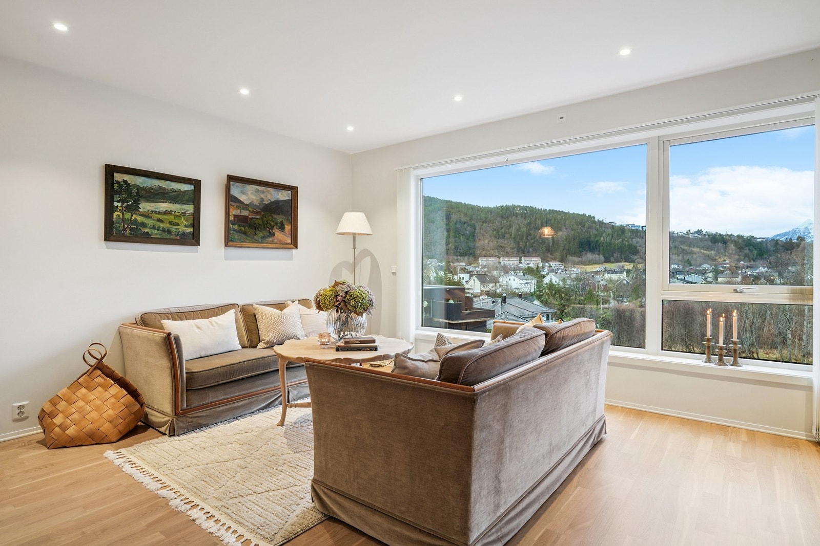 I stuen er det god plass til stor sittegruppe med tilhørende møblering. Galleribilde