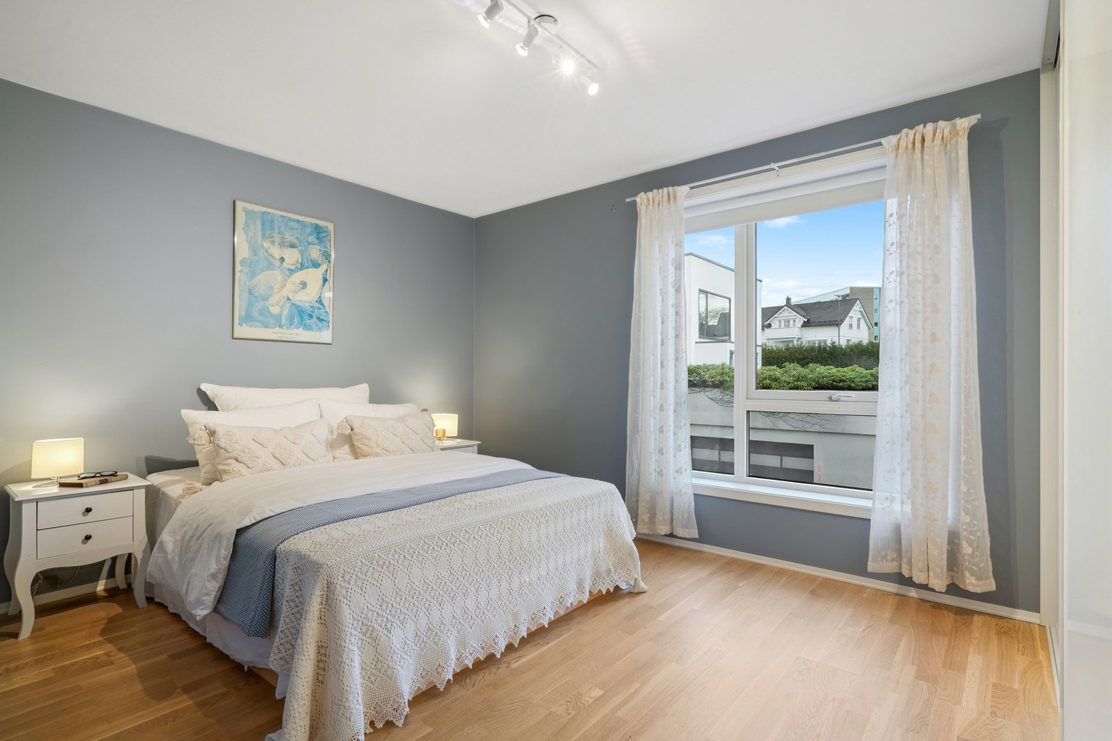 Det er to soverom i leiligheten. Hovedsoverommet er på 13,4 kvm. Galleribilde