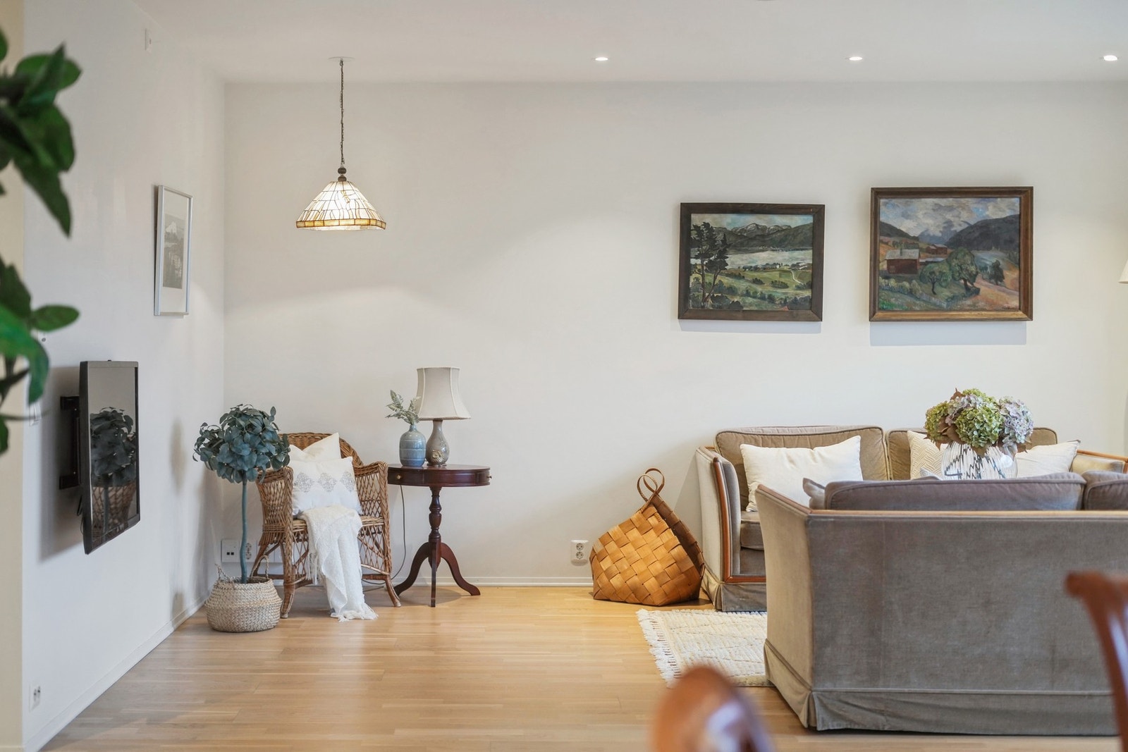 Gjennomgående for leiligheten er slette malte vegger og gulvflater med eikeparkett. Galleribilde