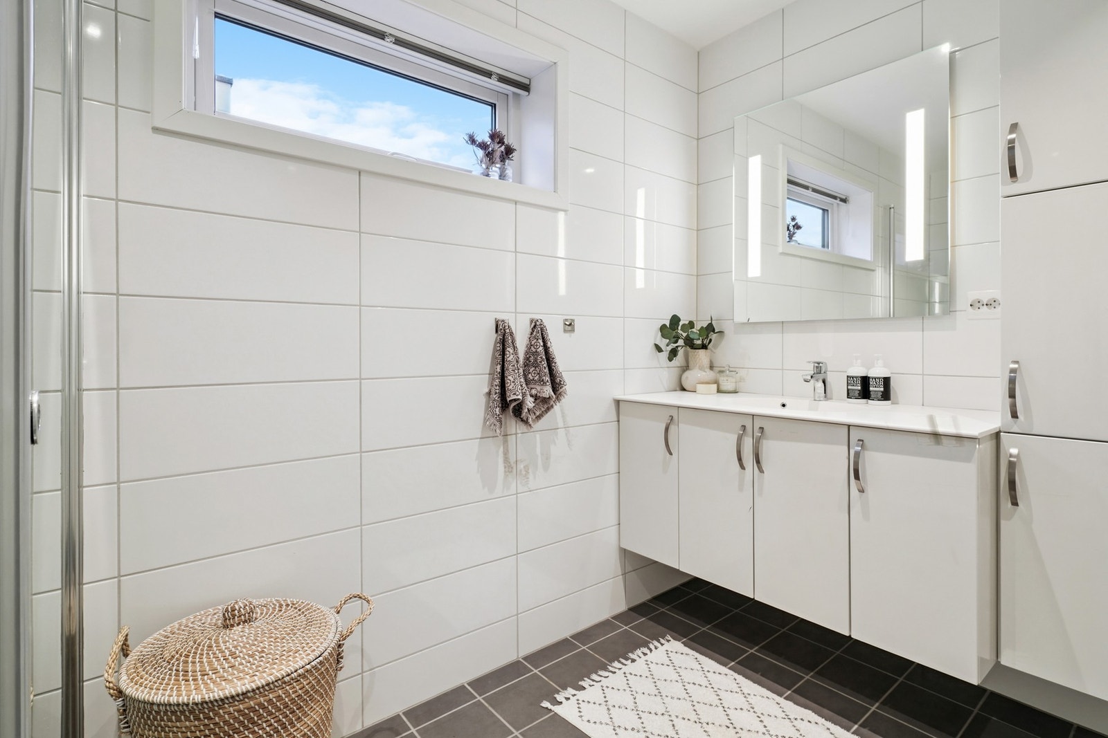 Innredet med toalett, dusjhjørne med glassdører - Galleribilde