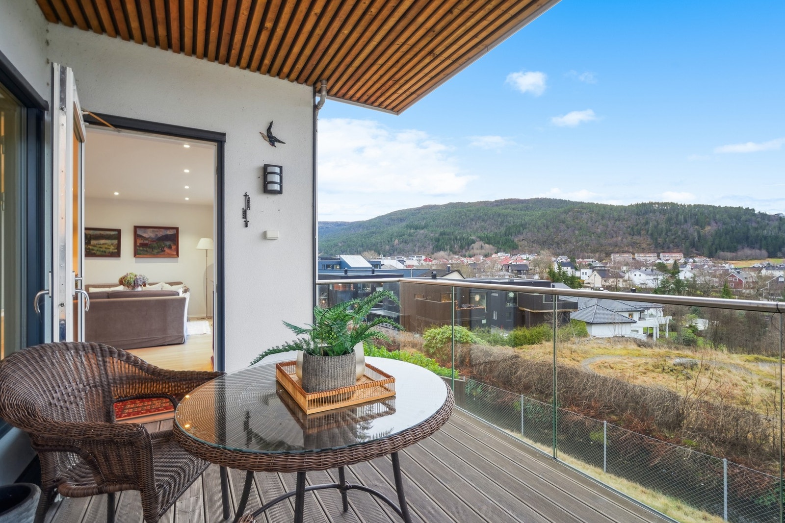 - en sydvendt balkong på 10 kvm belagt med Møre Royal terrassebord. Glassrekkverket ivaretar utsikten. Galleribilde