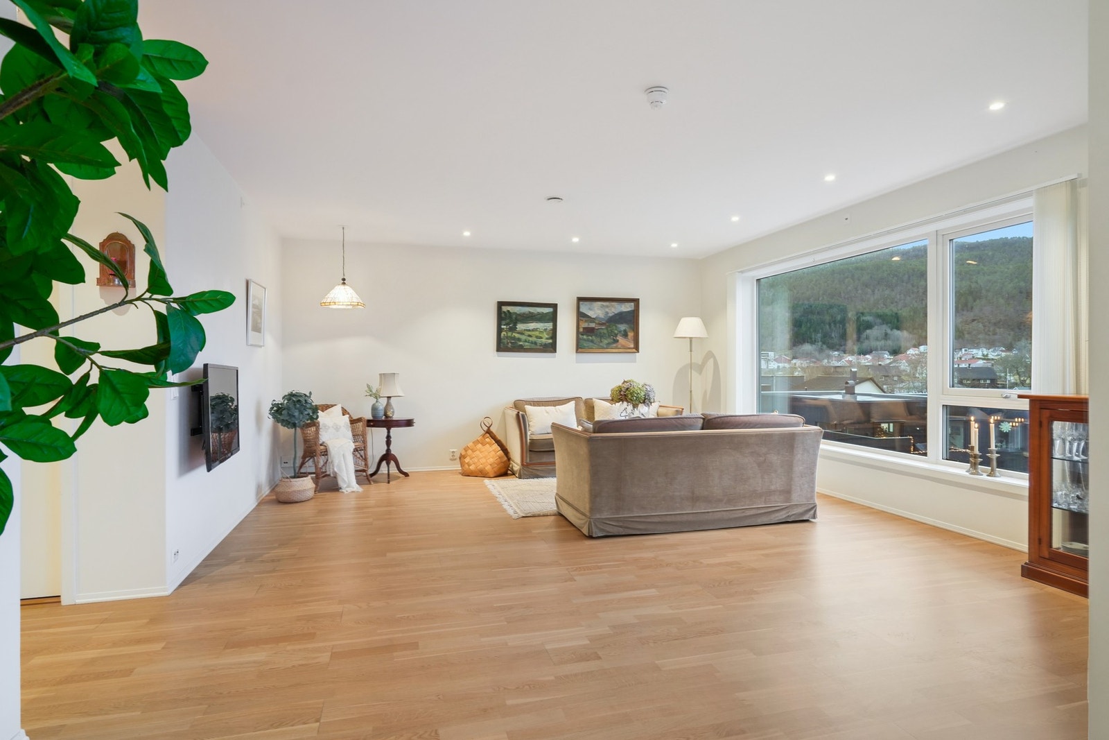 Stuen er lys med store vindusflater og dagslyset suppleres ypperlig av downlights i himlingen. Galleribilde