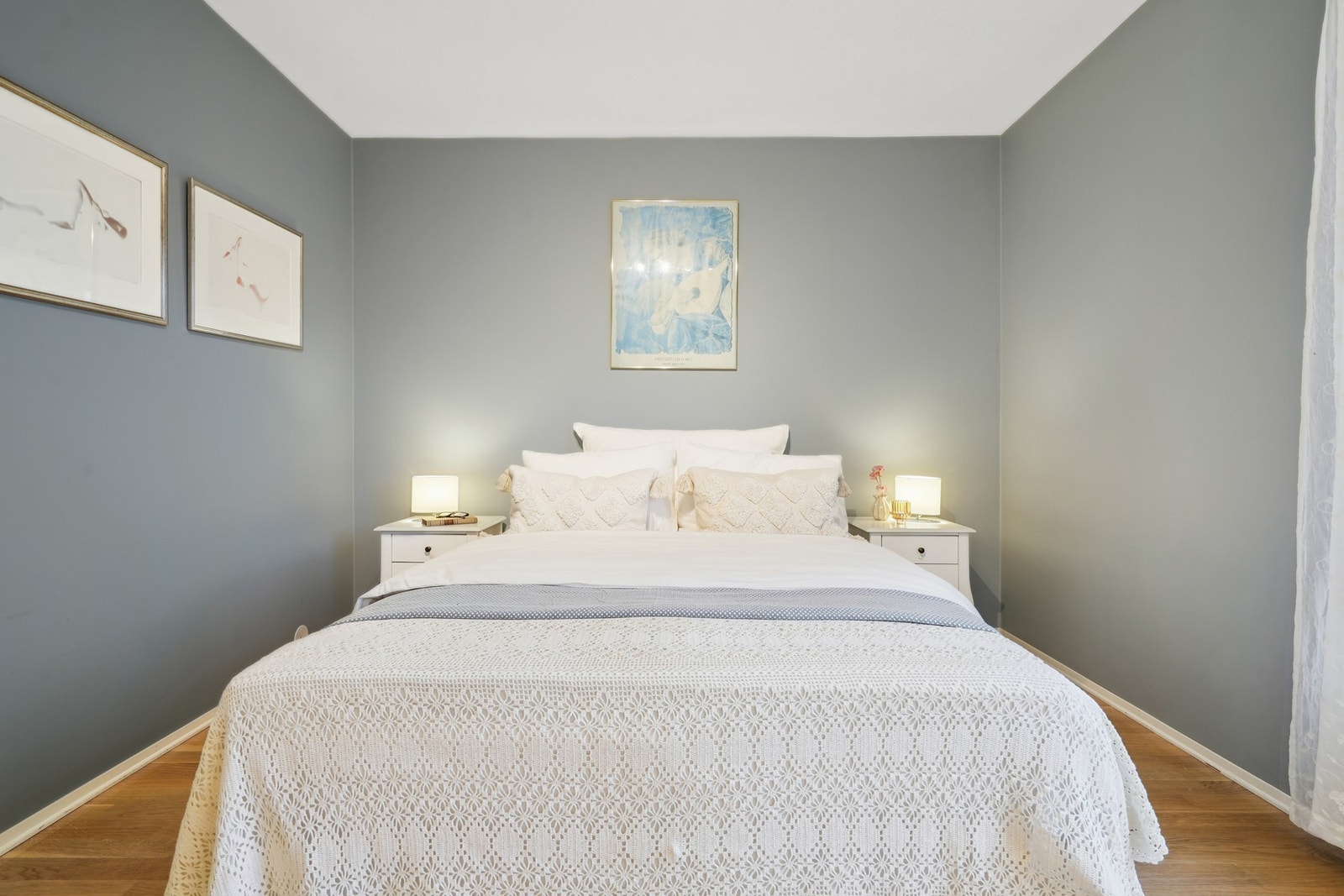 Innredet med dobbeltseng og nattbord på hver side. Galleribilde