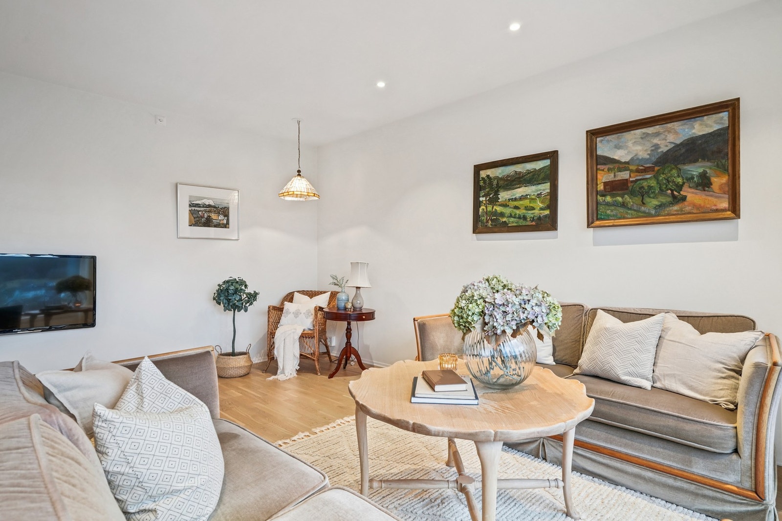 Komforten i leiligheten ivaretas av vannbåren gulvvarme og balansert ventilasjon. Galleribilde