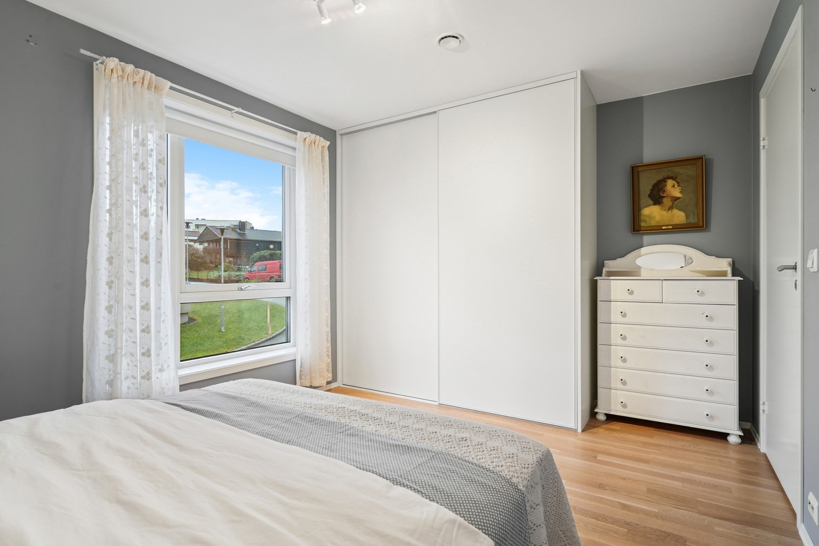 Innredet med garderobeskap med skyvedører. Galleribilde