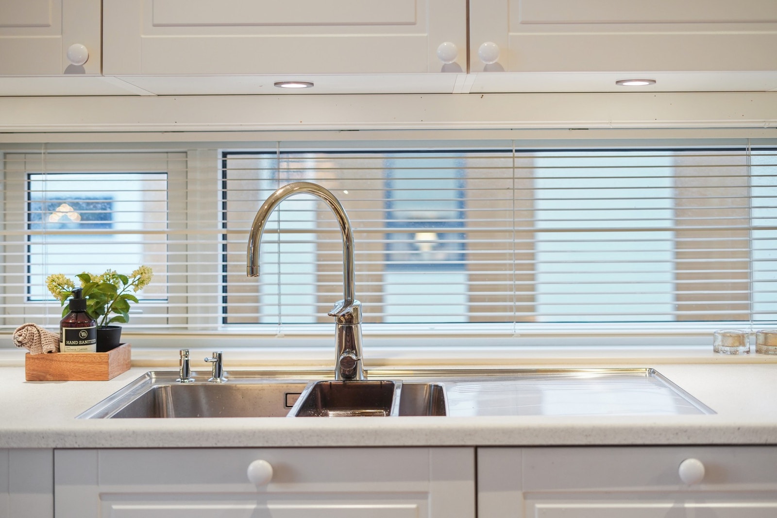 Underlimt oppvaskkum. Spotter under under overskapene. Galleribilde