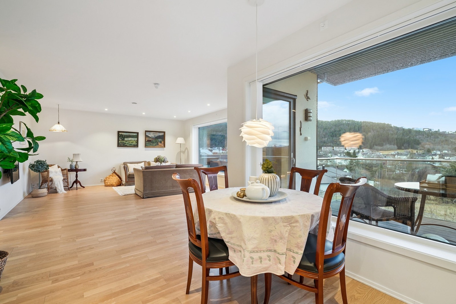 Rundt spisebordet er det rom for hyggelige middager, små øyeblikk og alt imellom. Galleribilde