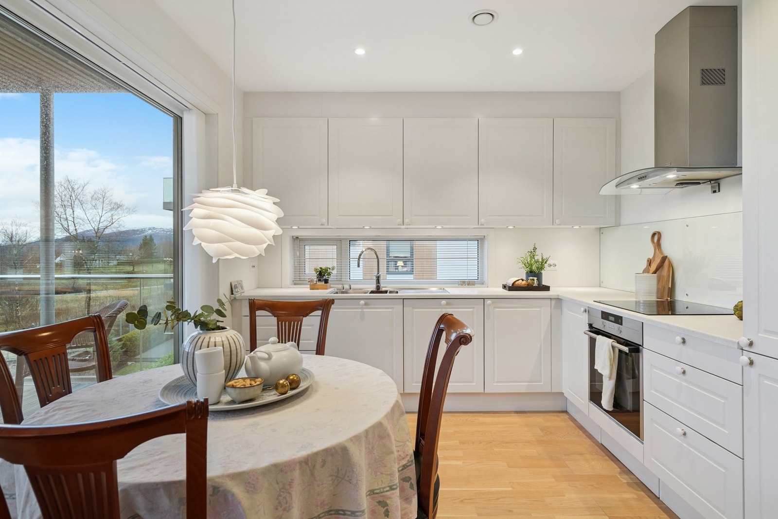 Godt med skap- og skuffeplass, samt gode arbeidsflater for matlaging. Galleribilde