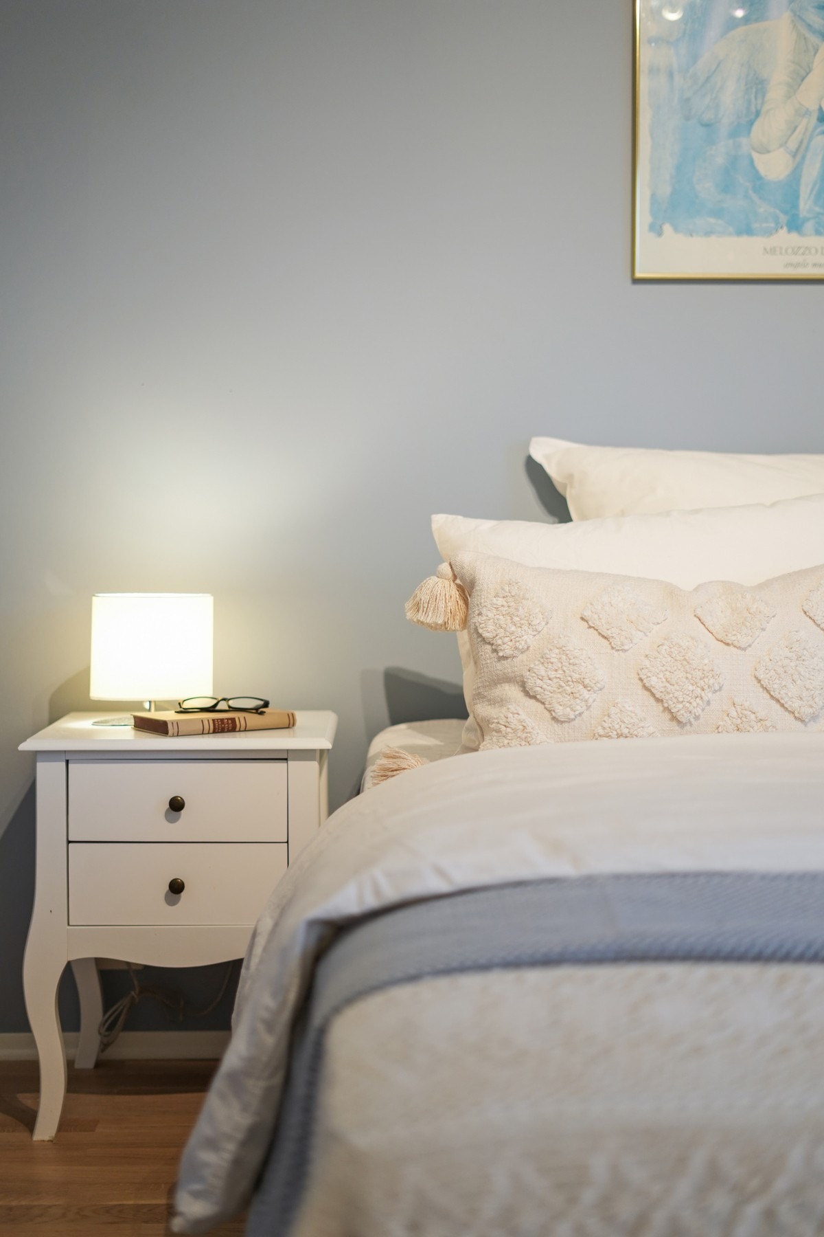 Et soverom som inviterer til ro og hvile - myke tekstiler, dempet belysning og harmoniske farger. Galleribilde