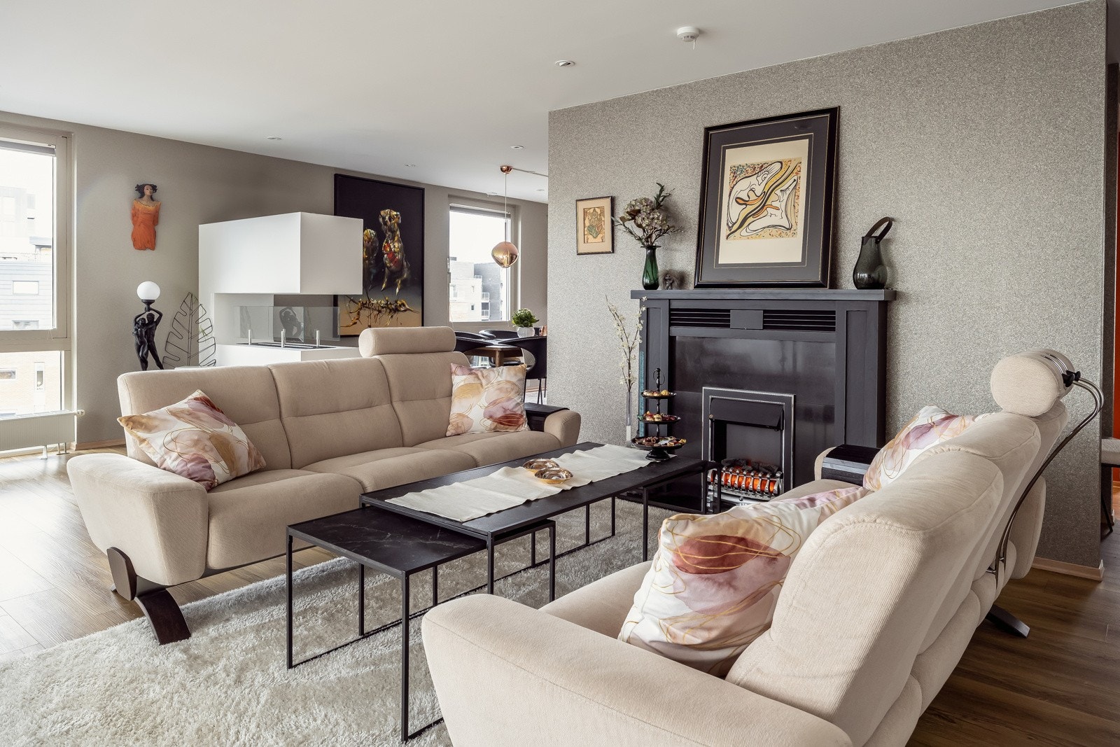 Stue og kjøkken på hele 80m² i delvis åpen løsning. Galleribilde