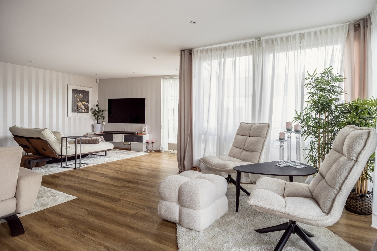 Stuen nyter godt at store vindusflater med fin utsikt mot Rosenborgbassenget. Galleribilde